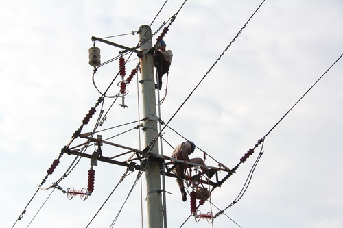 國(guó)網(wǎng)霞浦供電公司加裝線路避雷器，保障兩節(jié)期間電網(wǎng)可靠性