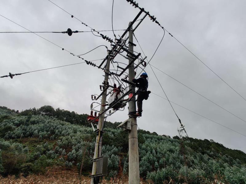 臨滄云縣供電局開展線路維護消缺，大幅提升供電可靠性