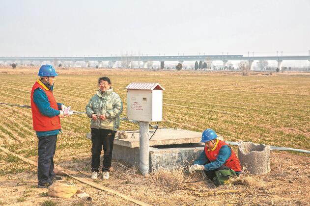 山東省梁山縣：黃河灘區(qū)上，井在地頭，電到井口