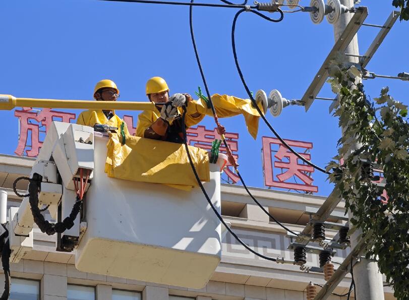 阿拉善供電公司迎夏峰帶電消缺，保醫(yī)電“汗”衛(wèi)民生