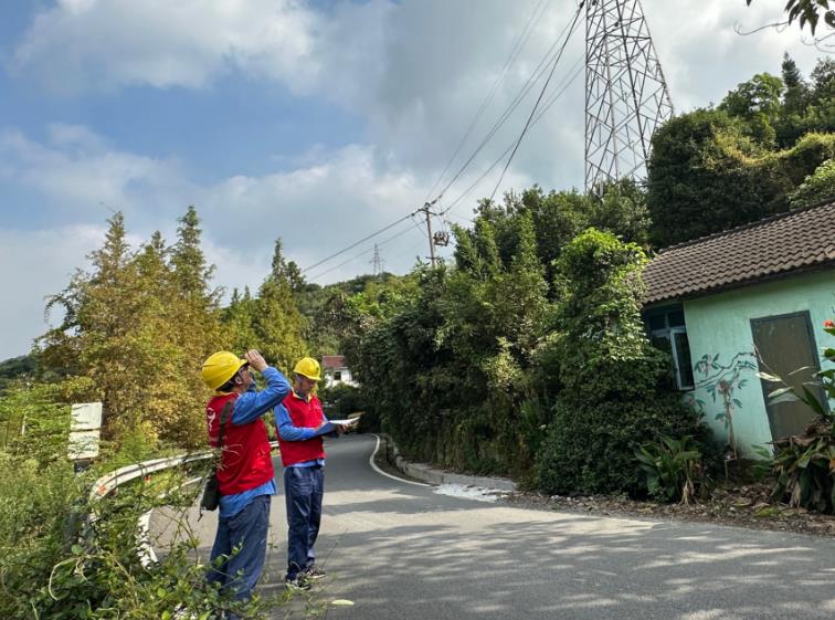 余姚市宏宇輸變電工程公司線路特巡保安全 護(hù)航國(guó)慶“滿格電”