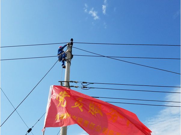 “電母”攜強降雨猛襲瓊島 南方電網(wǎng)全力搶修復(fù)電