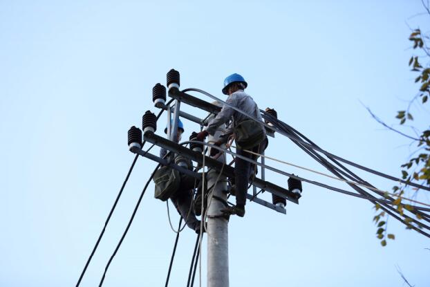 福安供電：土方車惹禍撞斷電桿  供電部門14小時搶修恢復(fù)供電